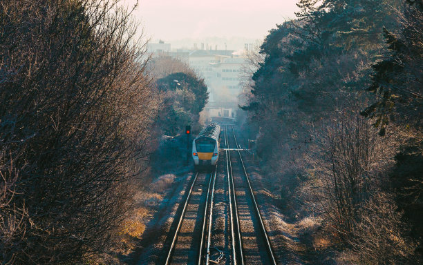 英国东南部的通勤火车的高角度视图图片下载