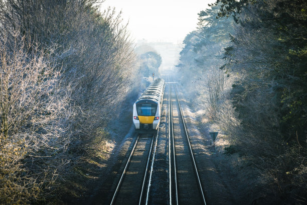 英国东南部的通勤火车的高角度视图图片下载