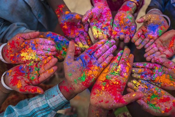 印度的颜色-印度孩子在胡里节期间玩彩色粉末，印度图片下载