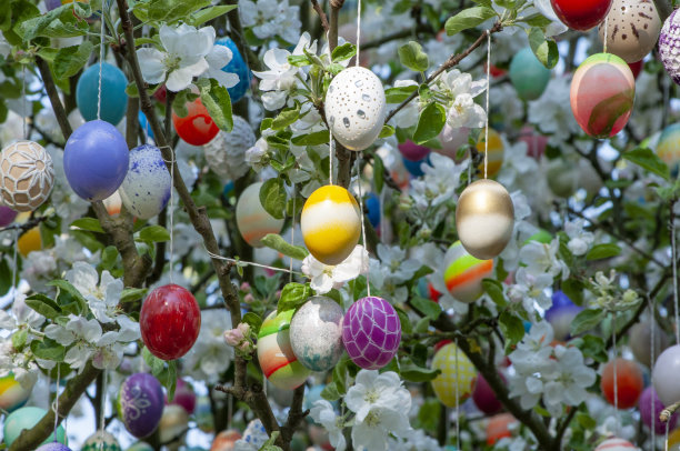 彩色手工复活节彩蛋在苹果树上-复活节彩蛋树图片下载