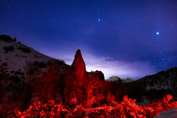 神秘的岩层，诡异的夜间景观图片下载