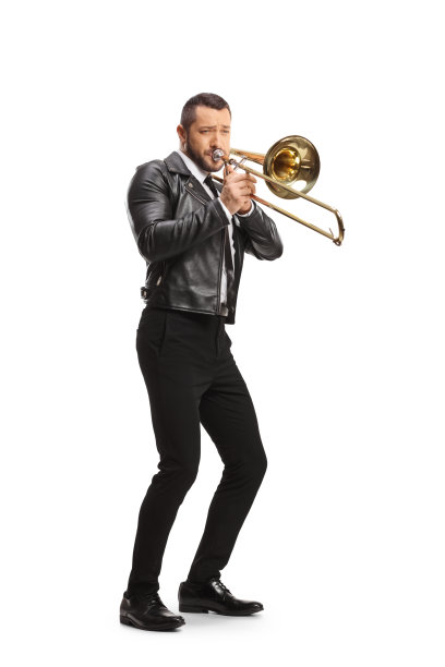 一个人吹长号的完整镜头图片下载