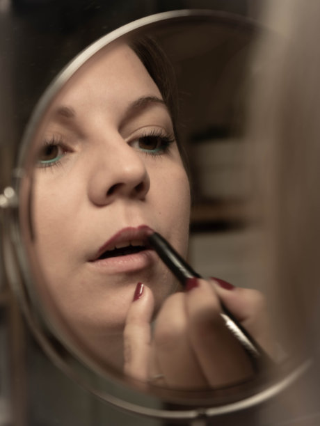 在镜子前化妆图片下载