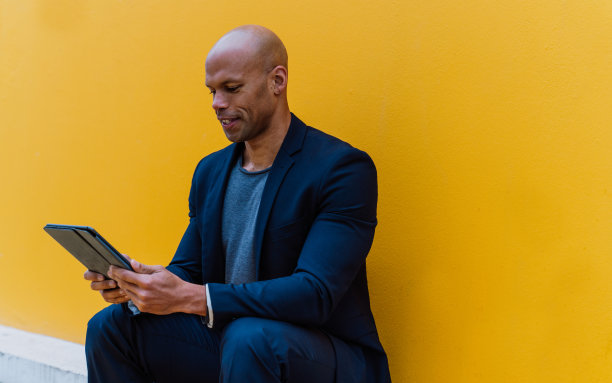 年轻的商人早上要去上班图片下载