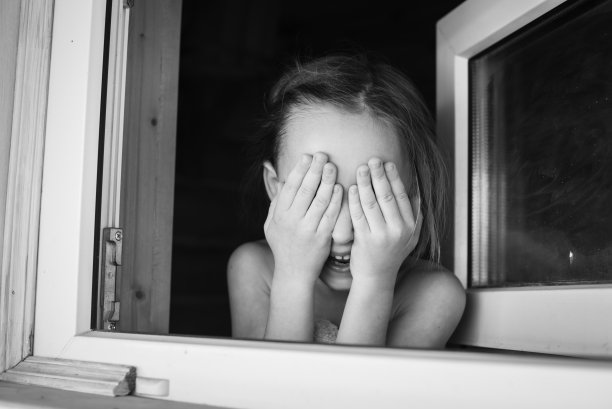 一个骑马的女孩。孩子透过窗户欣赏。小女孩打开了窗户图片下载