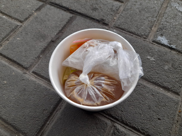 鸡汤(Soto ayam)午餐菜单在一个碗与石头纹理背景。图片下载