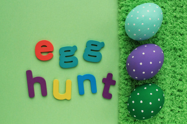 绿色背景上的寻蛋信和春草背景上有圆点的彩色鸡蛋图片下载