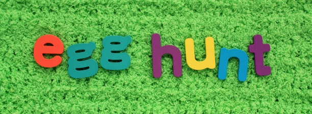 彩蛋狩猎彩色字母在绿色的草地背景。假日春天构图概念图片下载