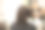 男理发师正在用吹风机吹女人的头发图片下载