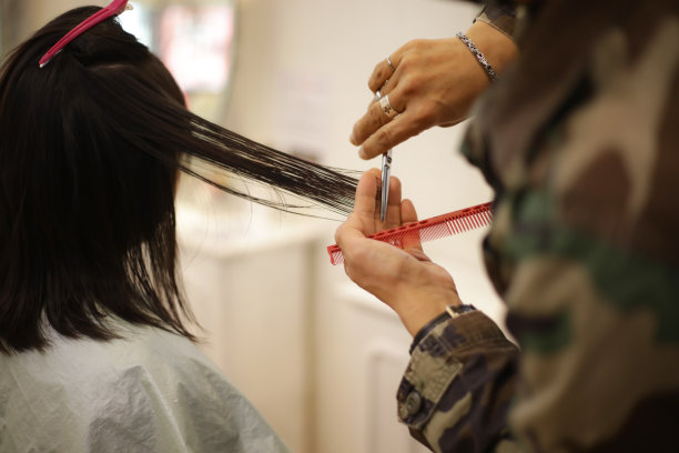 男理发师剪女人的头发图片下载
