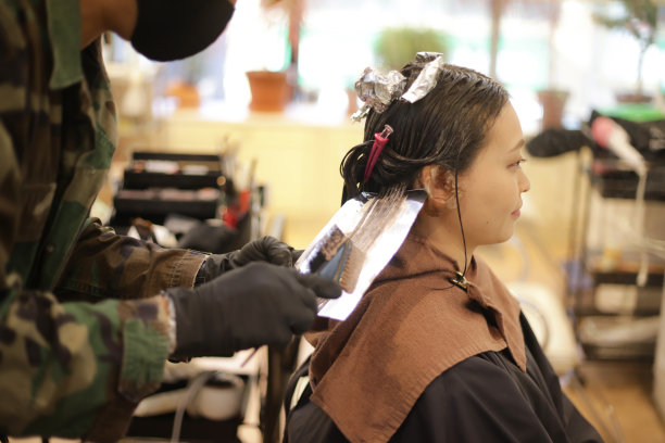 男发型师在女人头发上用药图片下载