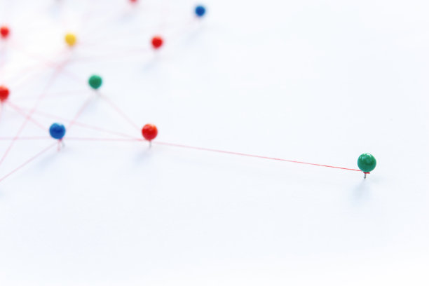 链接实体，区块链，社交媒体，通信网络，两个网络之间的连接。网络模拟在纸上用纱线连接在一起图片下载