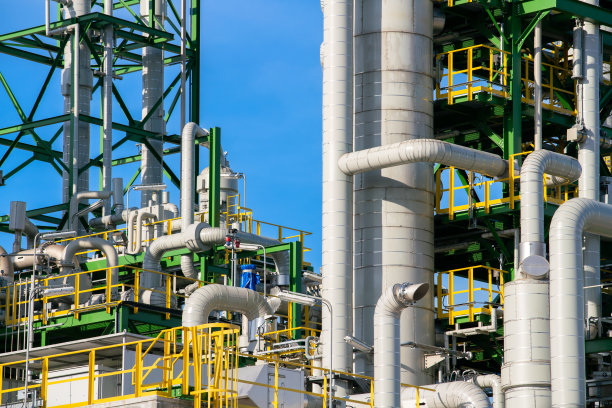 油气罐在化工炼化行业的精馏反应塔以管道和储罐为运输网络生态系统的能源概念图片下载