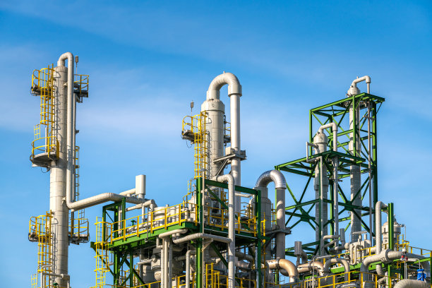 油气罐在化工炼化行业的精馏反应塔以管道和储罐为运输网络生态系统的能源概念图片下载