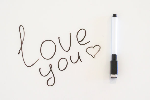爱你的便条用黑色马克笔写在冰箱上。图片下载