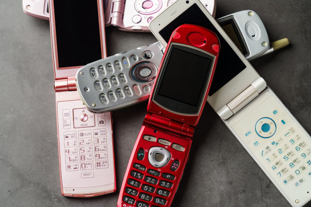 旧旧的手机在黑暗的背景图片下载