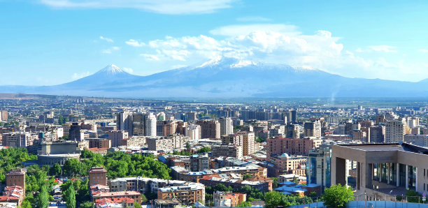 航拍的埃里温市中心在明亮的阳光灿烂的一天与圣经山阿拉腊特为背景图片下载