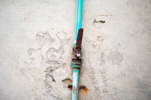 垃圾金属水龙头。生锈的铁水阀控制肝处理。图片下载