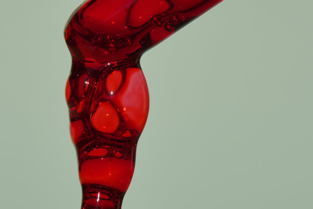 在化学实验室中提取被测产品和红色溶液的实验室试验、设备和玻璃器皿。有空间复制。高质量照片图片下载