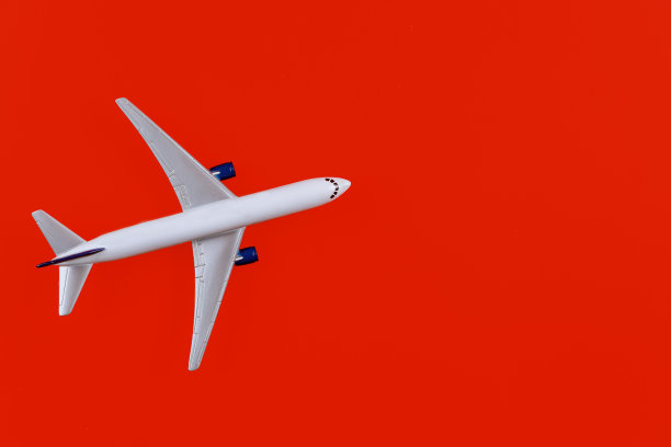 飞机模型白色飞机在红色背景图片下载