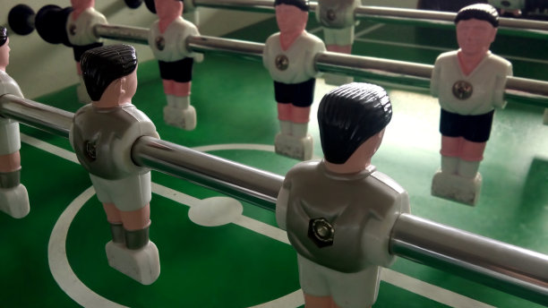 和足球队一起踢桌上足球图片下载