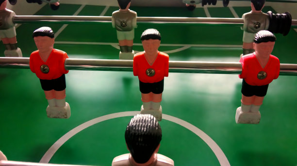 和足球队一起踢桌上足球图片下载