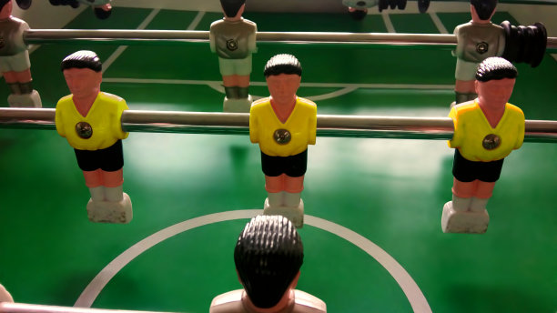 和足球队一起踢桌上足球图片下载