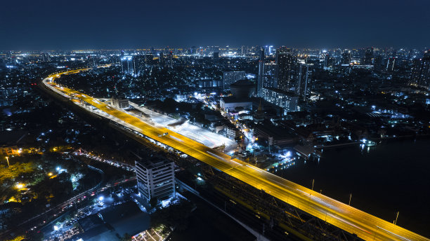 高速公路顶视图，道路交通的重要基础设施，无人机鸟瞰图，环形飞行，交通运输，公共交通或通勤城市生活的经济和能源的概念，交通。图片下载