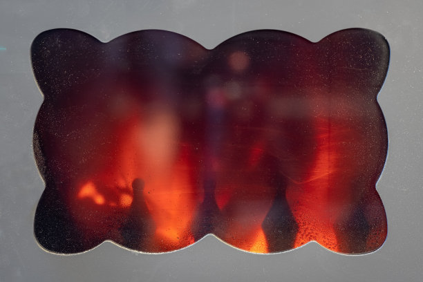 质朴的铸铁炉窗，你可以看到里面的火在燃烧。图片下载