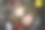 罐装野生长鳍金枪鱼，在木砧板上，在旧的深色木桌背景上
用香草和配料，俯视图平铺图片下载