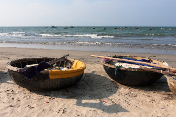 Da Nang Bay: local coracles or basket-boats (thung-chai) on the beach at Dà Nang, South Central Coast, Vietnam图片下载