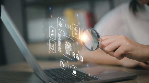 研究和发展的R和D图标在笔记本电脑屏幕上。更有效地管理成本。研发创新理念。图片下载