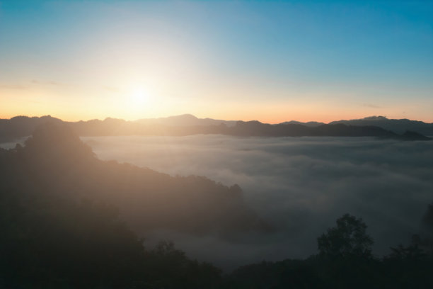 自然背景模糊暖色和明亮的阳光。散景或圣诞背景绿色能量在天空阳光的颜色橙色光图案朴素抽象耀斑傍晚云模糊。图片下载