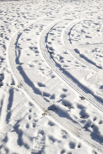 冬天雪地上卡车轮胎的印痕图片下载