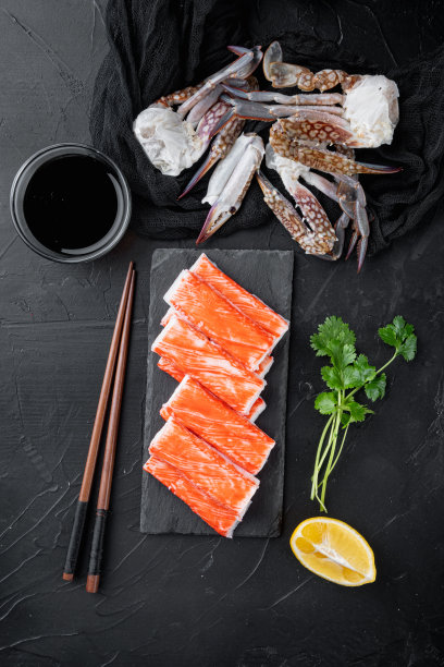 鲜蟹肉棒鱼糜配青游蟹，石板上，黑底上，俯视图平铺图片下载