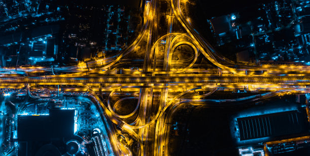 现代多层高速公路鸟瞰图与收费公路交接处，是道路交通的重要基础设施。图片下载