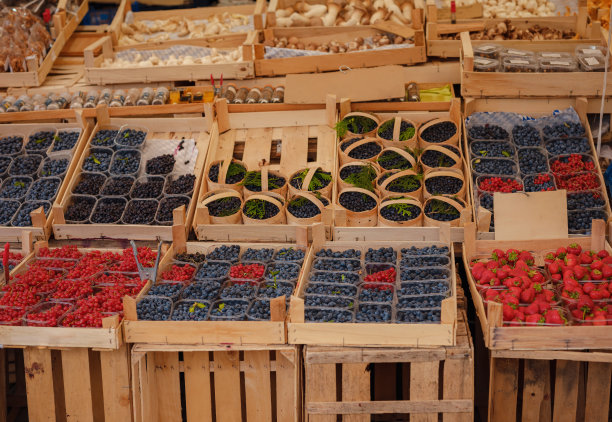 在市中心卖浆果和水果的商店。图片下载