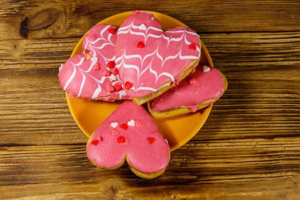 心形饼干放在木桌上。前视图。情人节甜点图片下载
