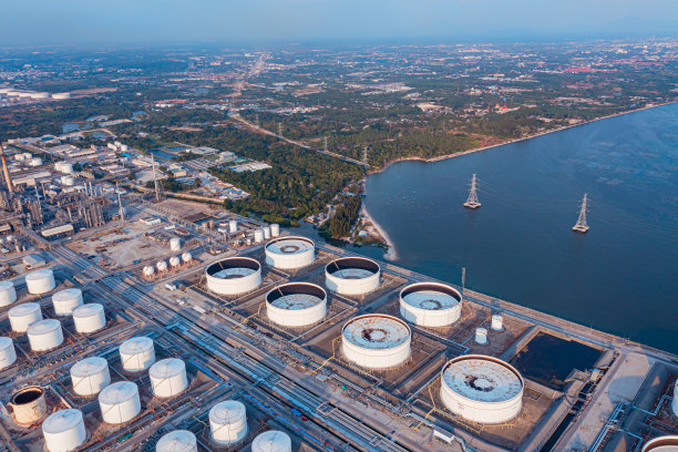 鸟瞰图或石油终端是石油和液化石油气石化储罐的工业设施。图片下载