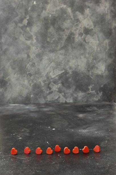 关闭黑色背景上的小红心。情人节，生日，假期，派对的背景。本空间图片下载