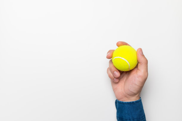 美丽的男性手握网球在白色背景的模型，体育商店的横幅图片下载