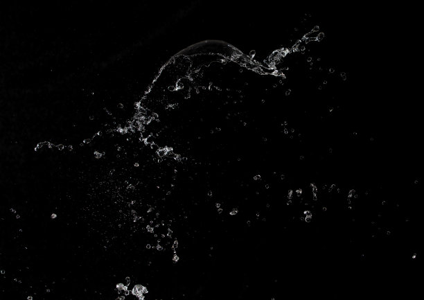 形状形状的水飞溅成水滴攻击空中飘动和定格冻结镜头。飞溅水为爆炸纹理图形资源元素，黑色背景隔离图片下载