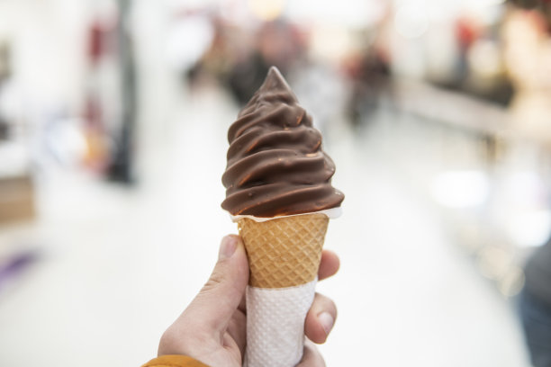 白人拿着巧克力冰淇淋图片下载