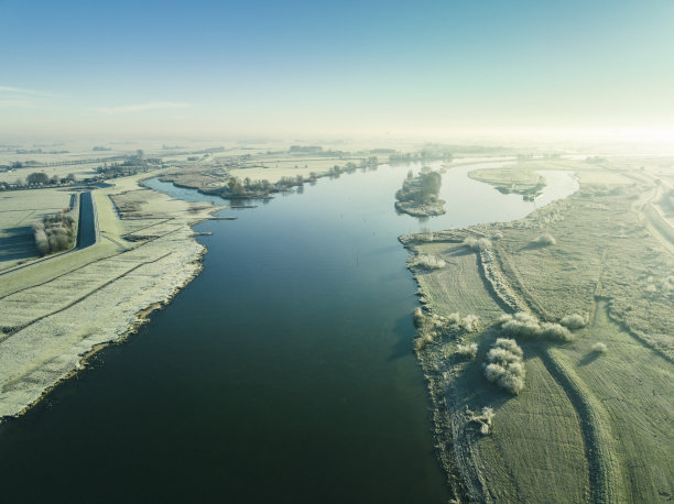 冬天，艾瑟尔三角洲艾瑟尔河上的日出图片下载