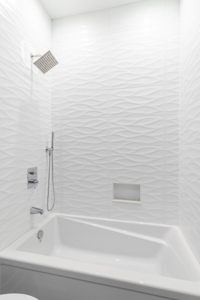有波纹瓷砖的淋浴。图片下载