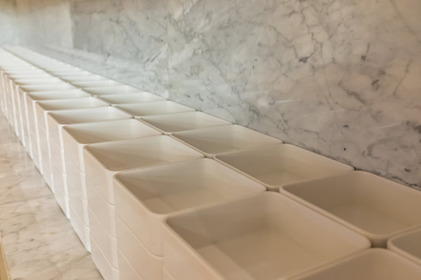 一大堆整齐摆放的方形盘子图片下载