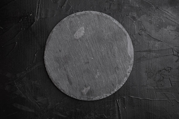 厨具空石砧板上有复制文字或食物的空间，有复制文字或食物的空间，俯视图平铺，以黑色深色的石头为餐桌背景图片下载