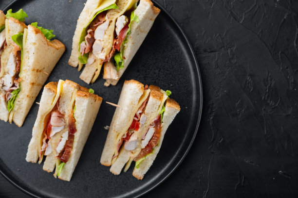 熟食肉三明治与鸡肉，黑色背景，顶部视图与文本复制空间图片下载