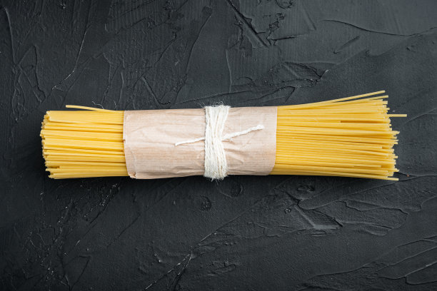 意大利传统菜肴，干的和生的，黑色背景，俯视图平铺图片下载