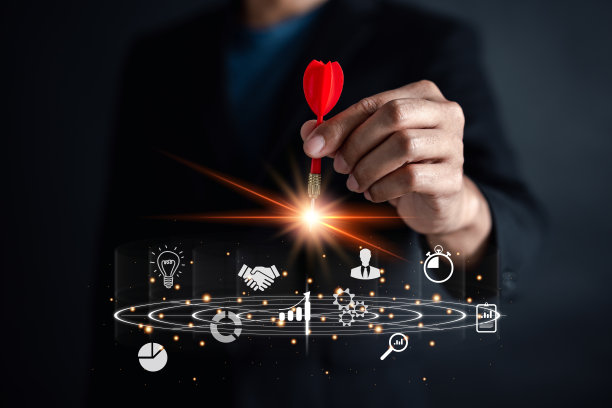 商人向商业目标投掷红色飞镖战略飞镖用于商业投资规划发展领导和客户目标群体概念。图片下载